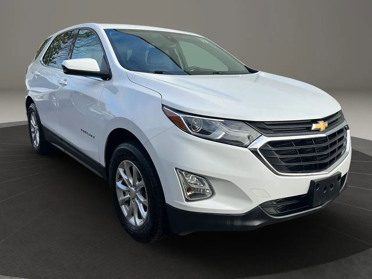 Used 2020 Chevrolet Equinox LT w/ Driver Convenience Package image 3