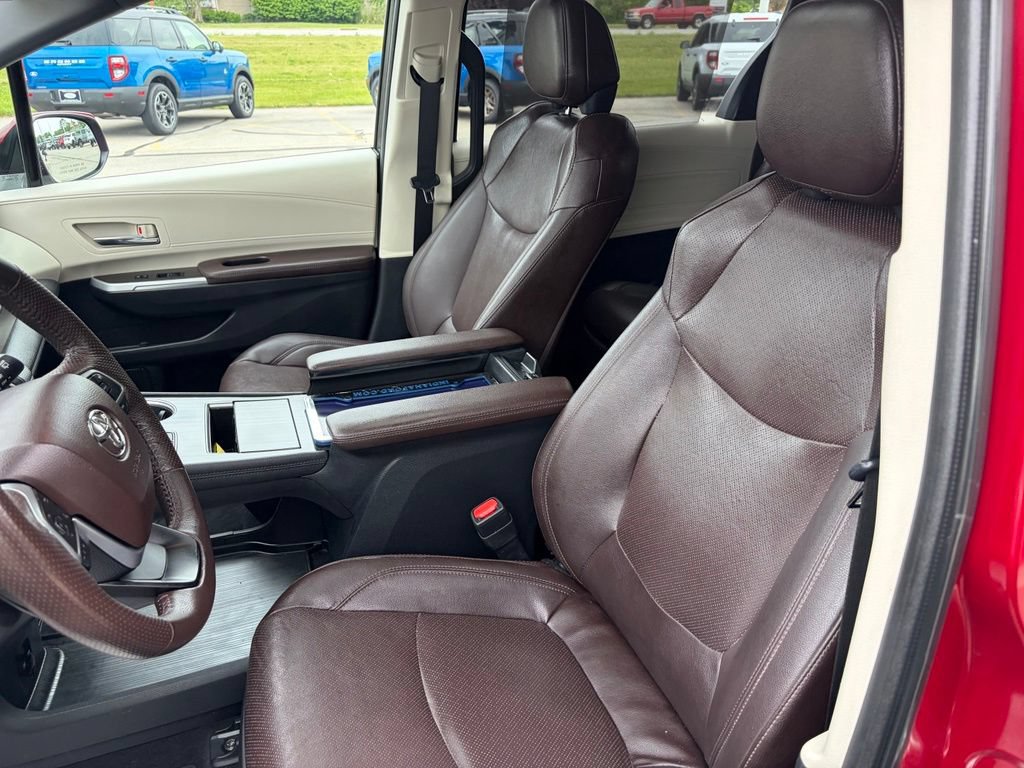 Used 2022 Toyota Sienna Platinum AWD/4WD image 3