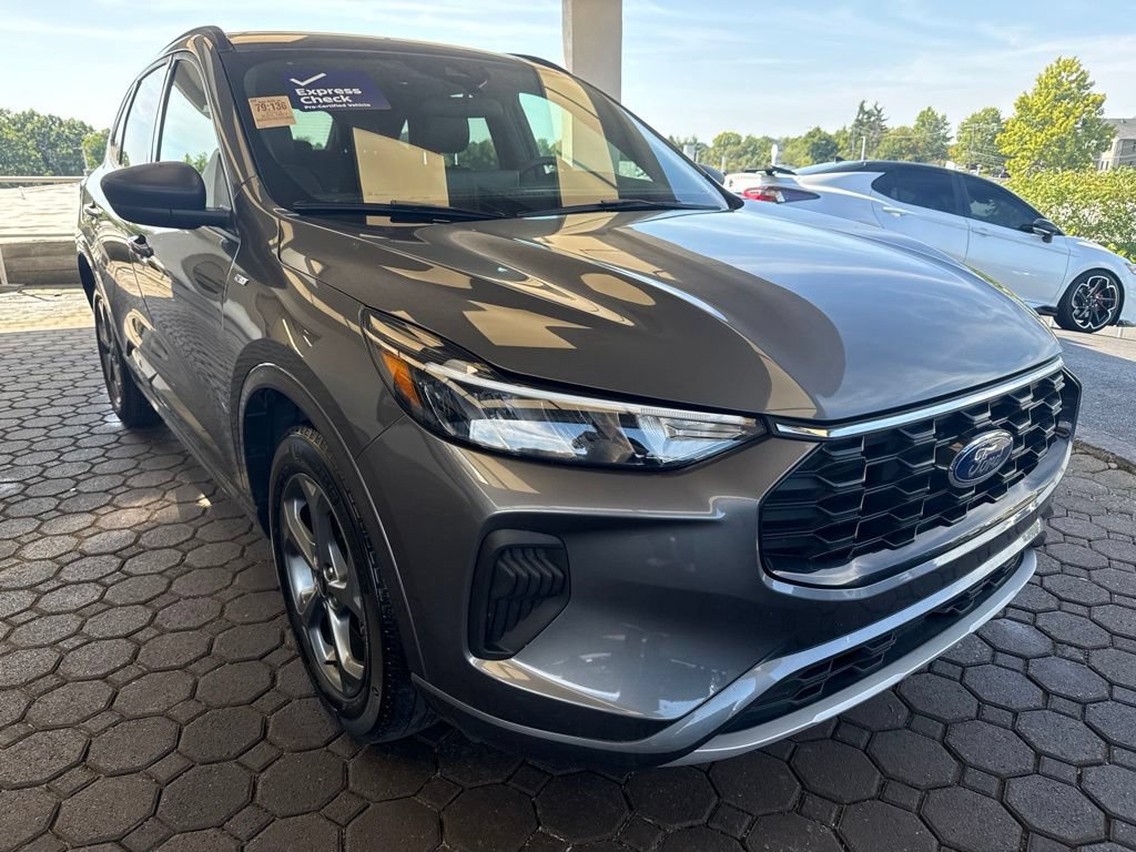 Certified 2023 Ford Escape ST-Line w/ Tech Pack #1 AWD/4WD image 4