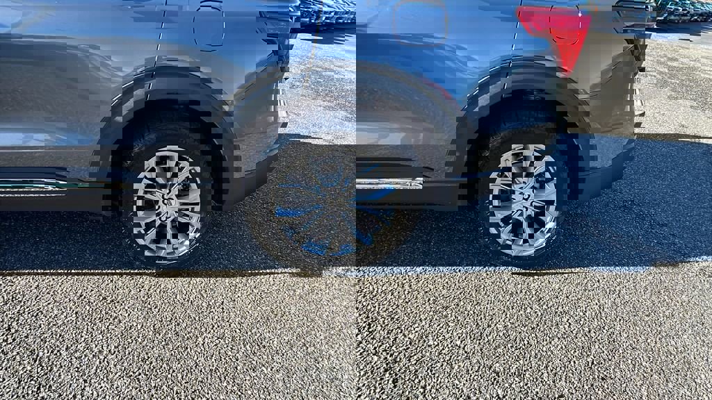 Used 2022 Ford Explorer Limited w/ Equipment Group 301A image 9