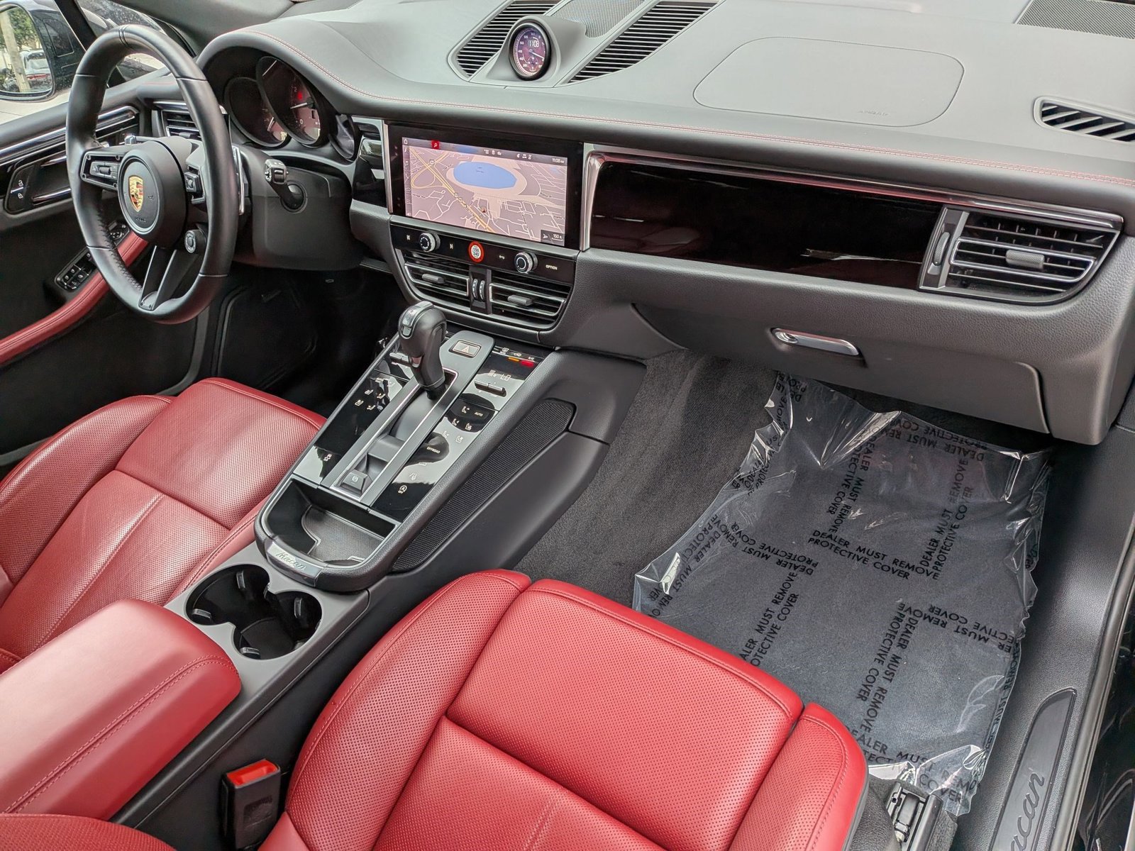 Certified 2025 Porsche Macan AWD/4WD image 24