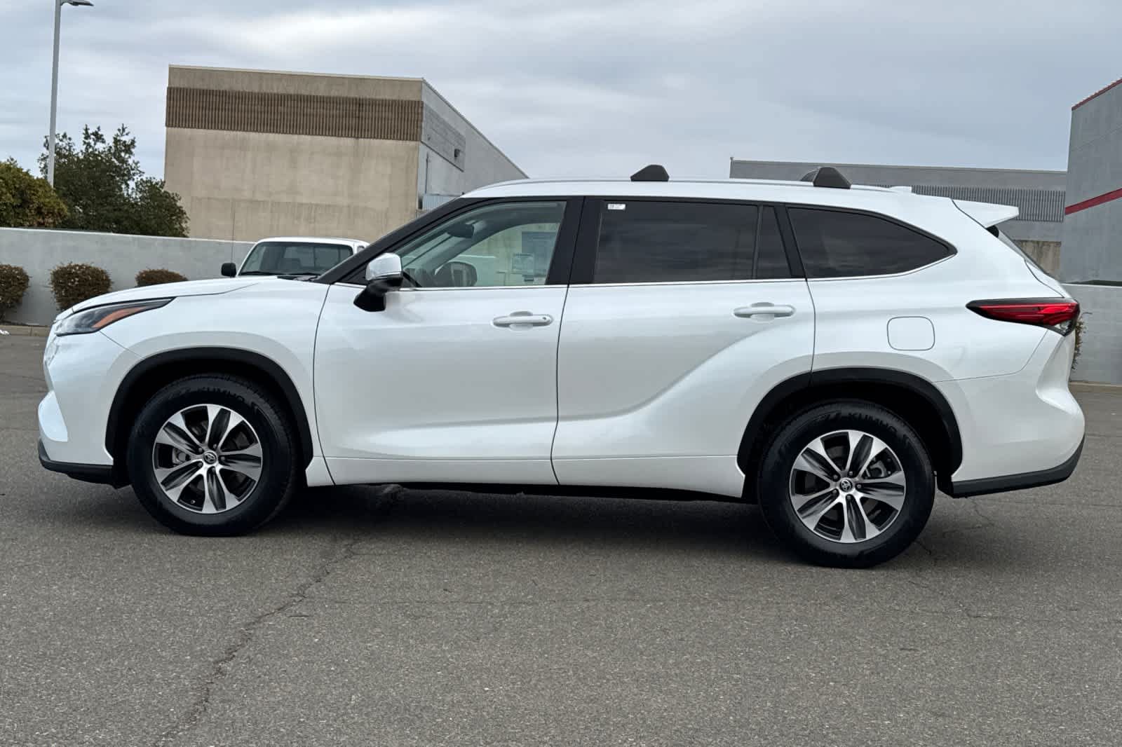 Used 2023 Toyota Highlander XLE FWD image 9