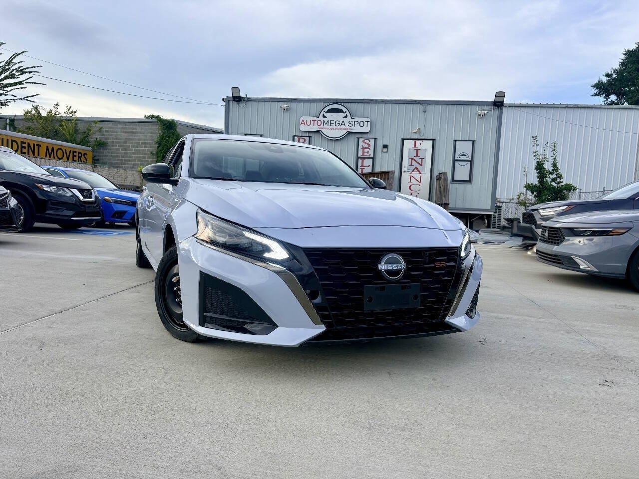 Used 2023 Nissan Altima 2.5 SR FWD image 2