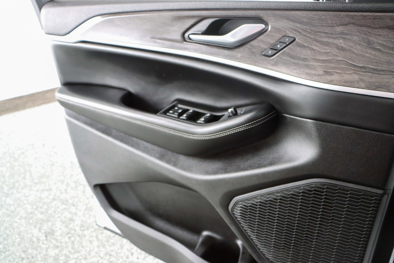 Used 2023 Jeep Grand Cherokee Limited w/ Luxury Tech Group II image 22