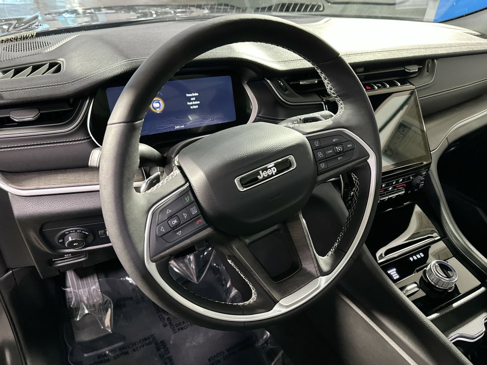 Used 2025 Jeep Grand Cherokee Limited w/ Luxury Tech Group II image 18