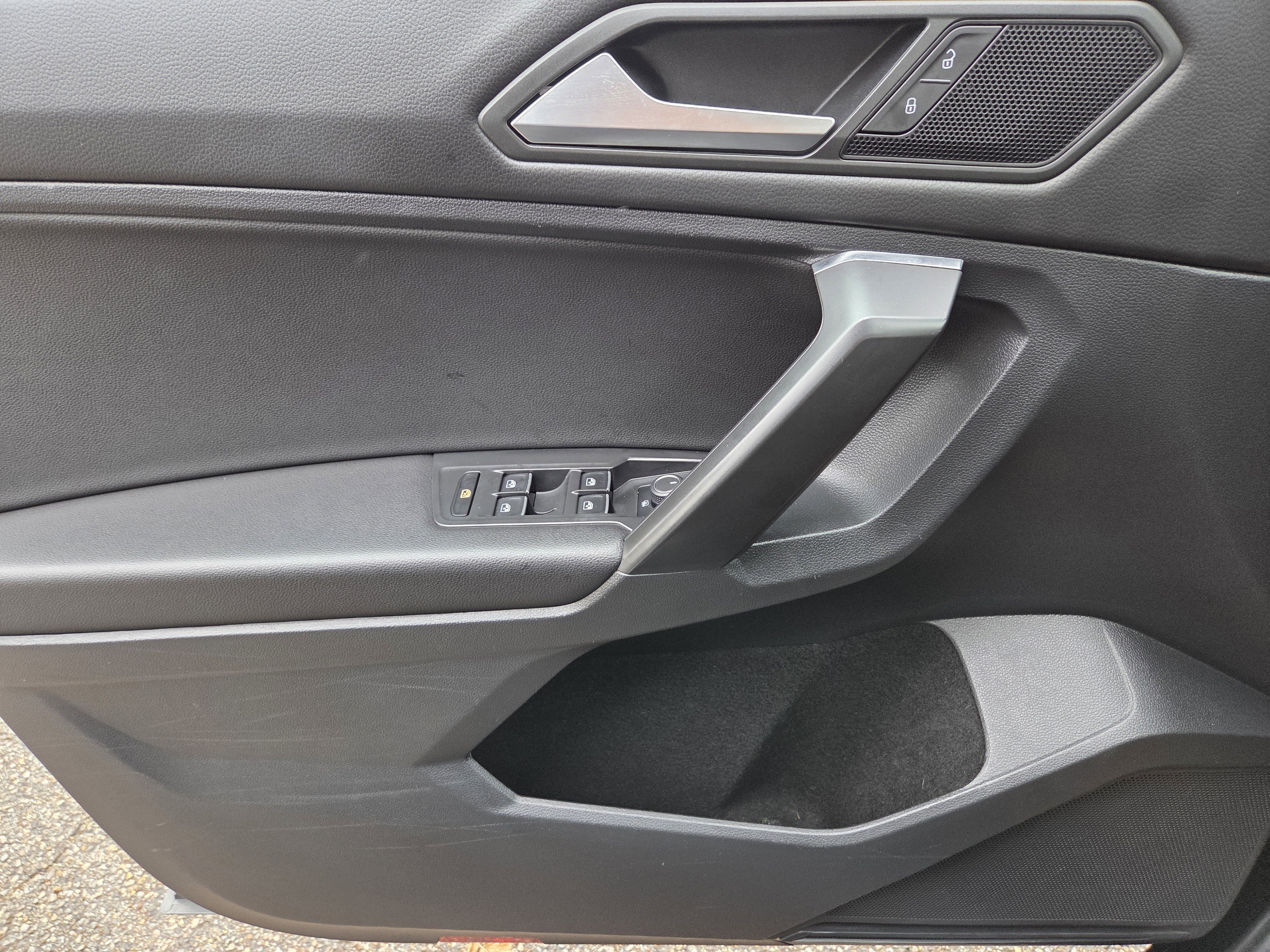 Used 2021 Volkswagen Tiguan SE image 9