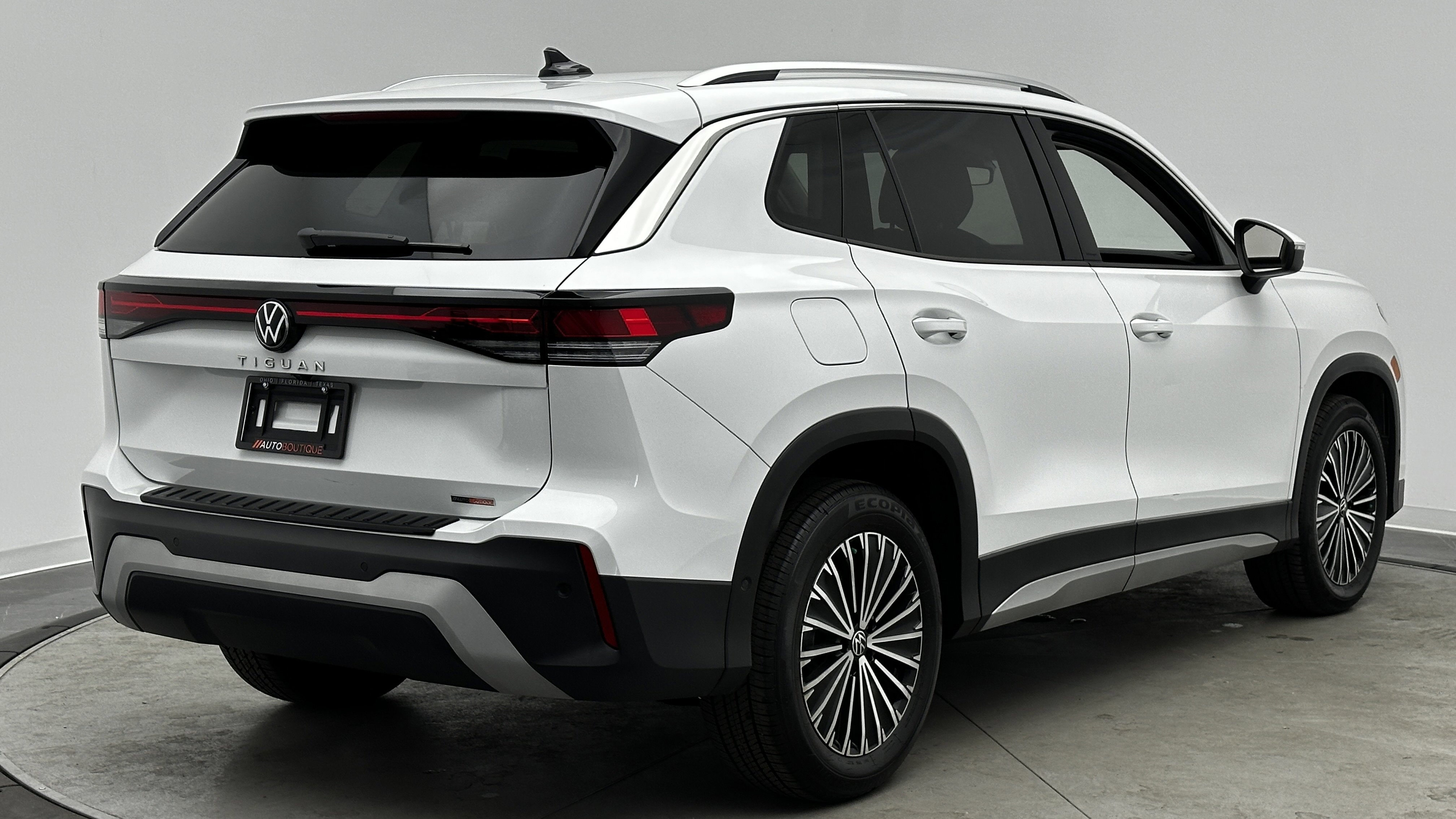 Used 2025 Volkswagen Tiguan S image 7