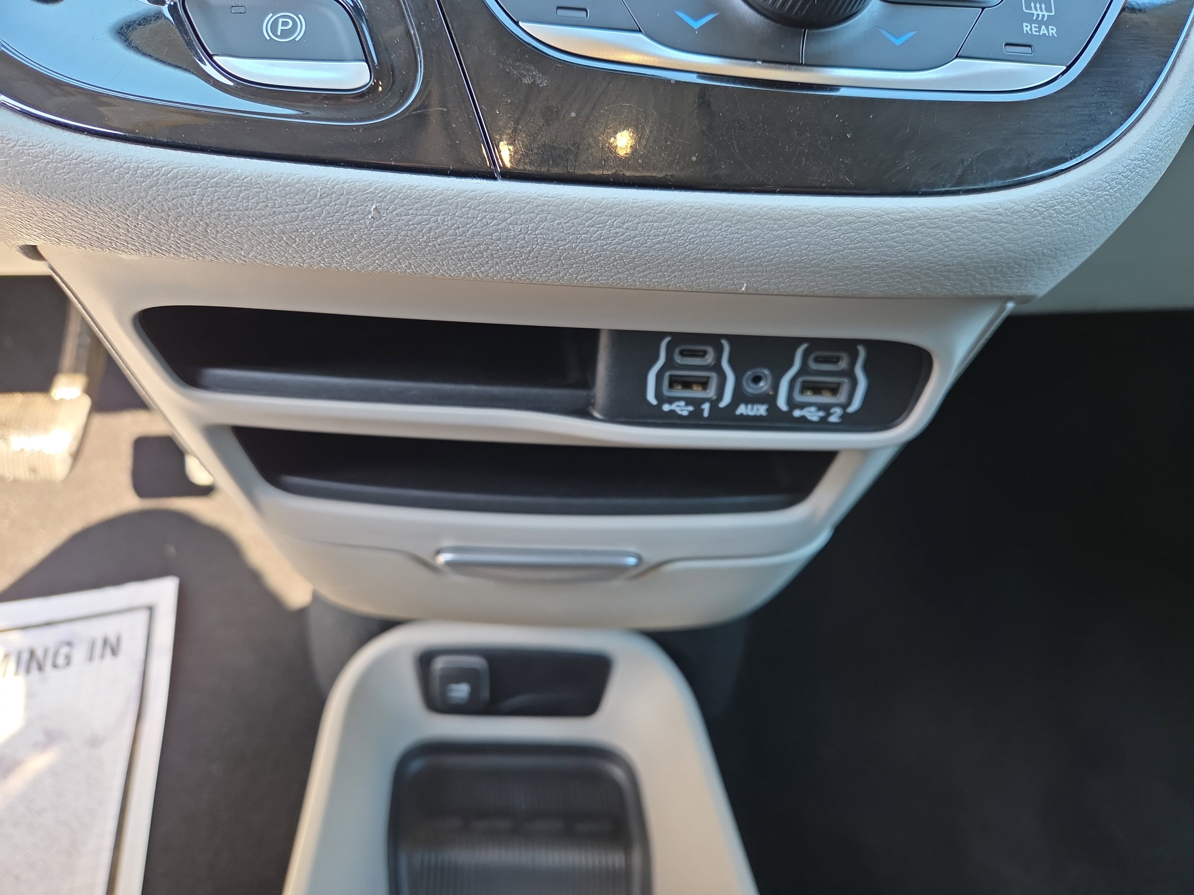 Used 2024 Chrysler Pacifica Touring-L image 17