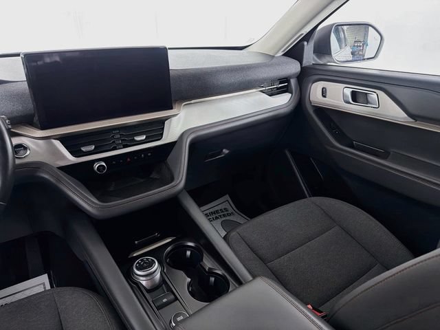Used 2025 Ford Explorer Active AWD/4WD image 23