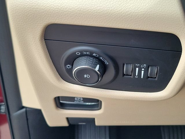 Used 2025 Jeep Grand Cherokee Limited AWD/4WD image 22