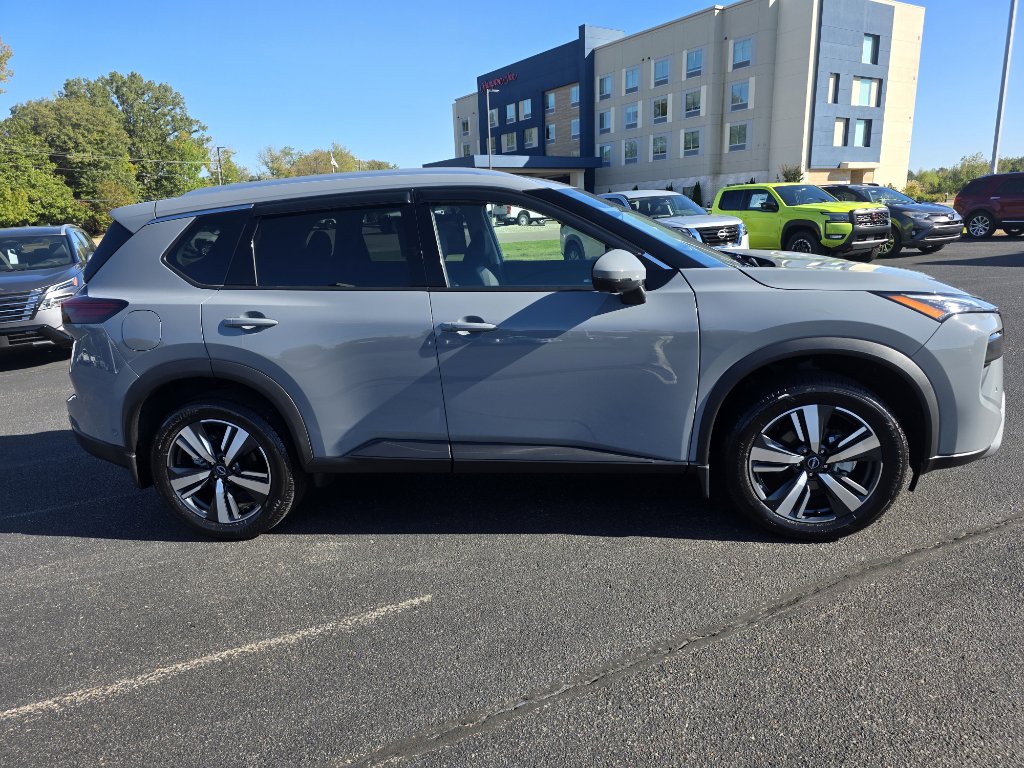 Used 2025 Nissan Rogue SL image 2