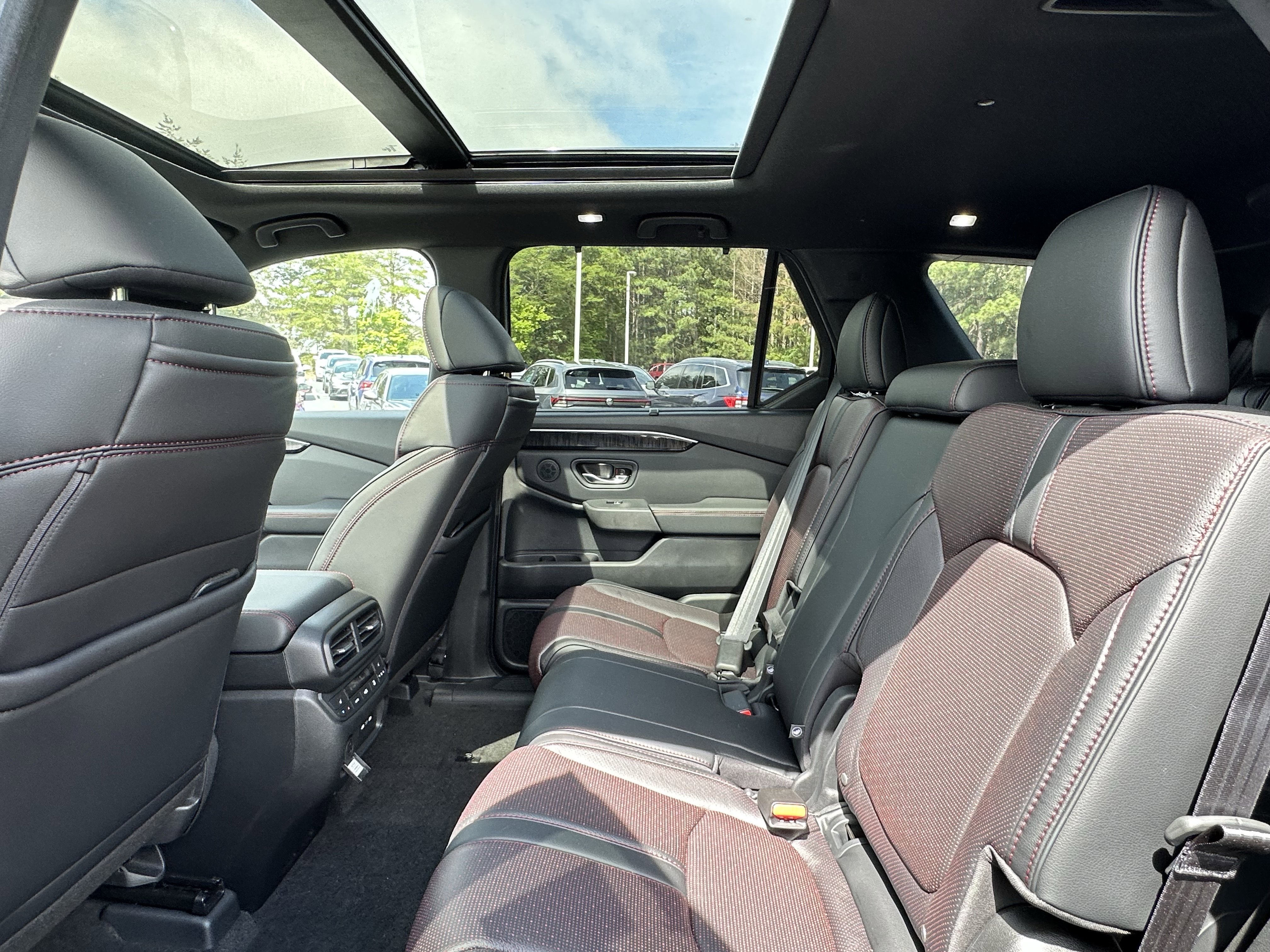 Used 2025 Honda Pilot Black Edition image 9