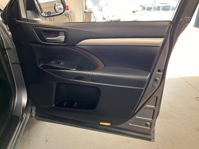 Used 2015 Toyota Highlander XLE image 12