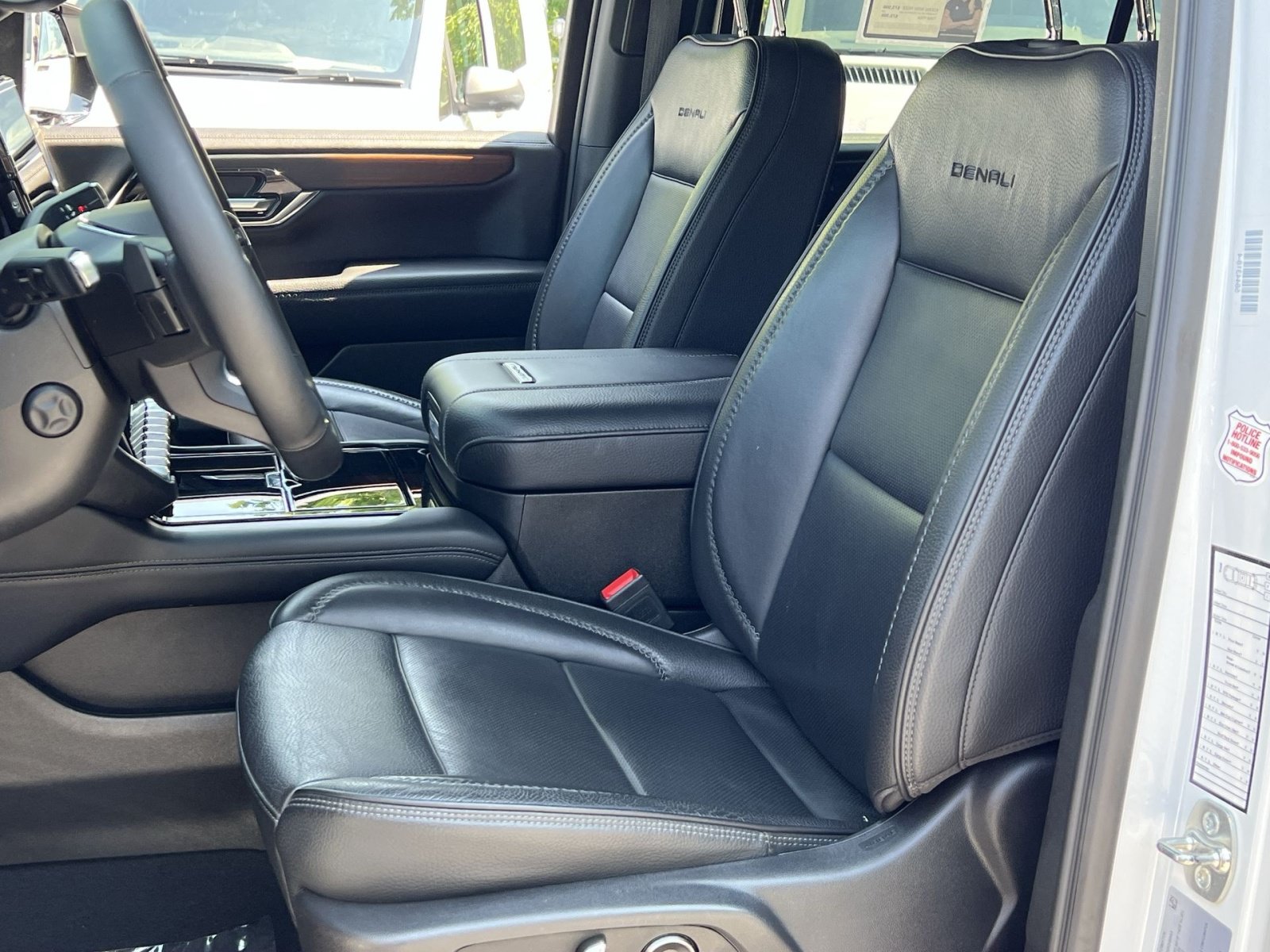 Used 2025 GMC Yukon XL Denali AWD/4WD image 18