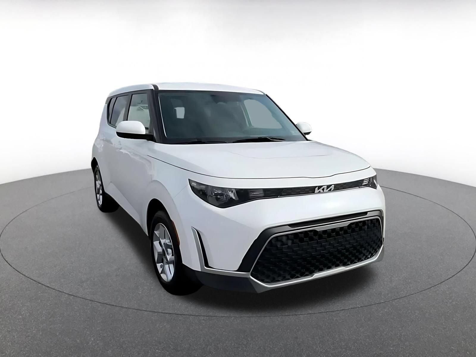 Used 2025 Kia Soul LX w/ LX Technology Package FWD image 3