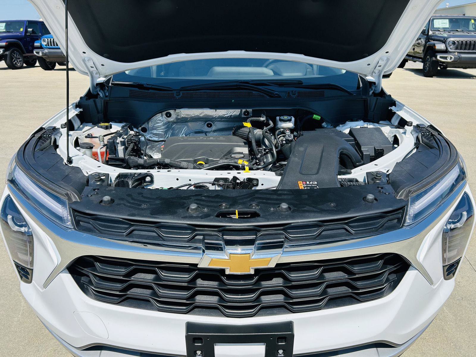 Used 2025 Chevrolet Trax LT w/ LT Convenience Package FWD image 39