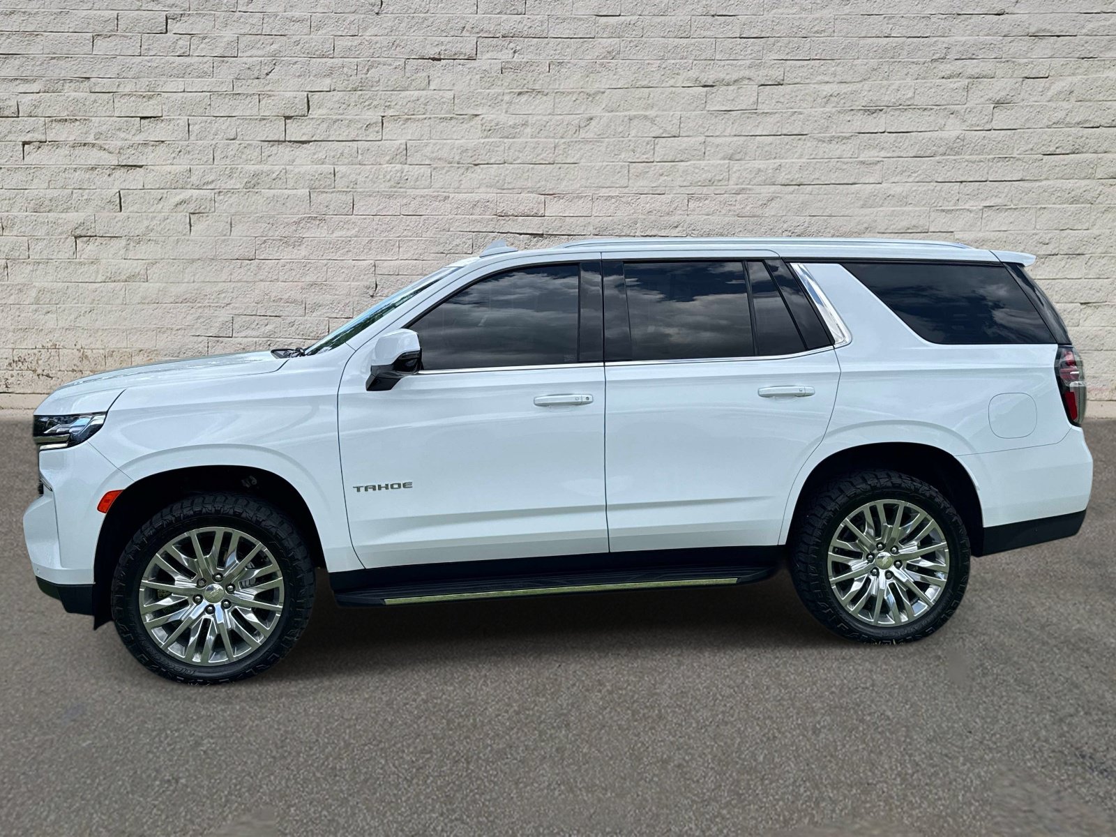 Used 2023 Chevrolet Tahoe LT w/ LT Signature Plus Package AWD/4WD image 2