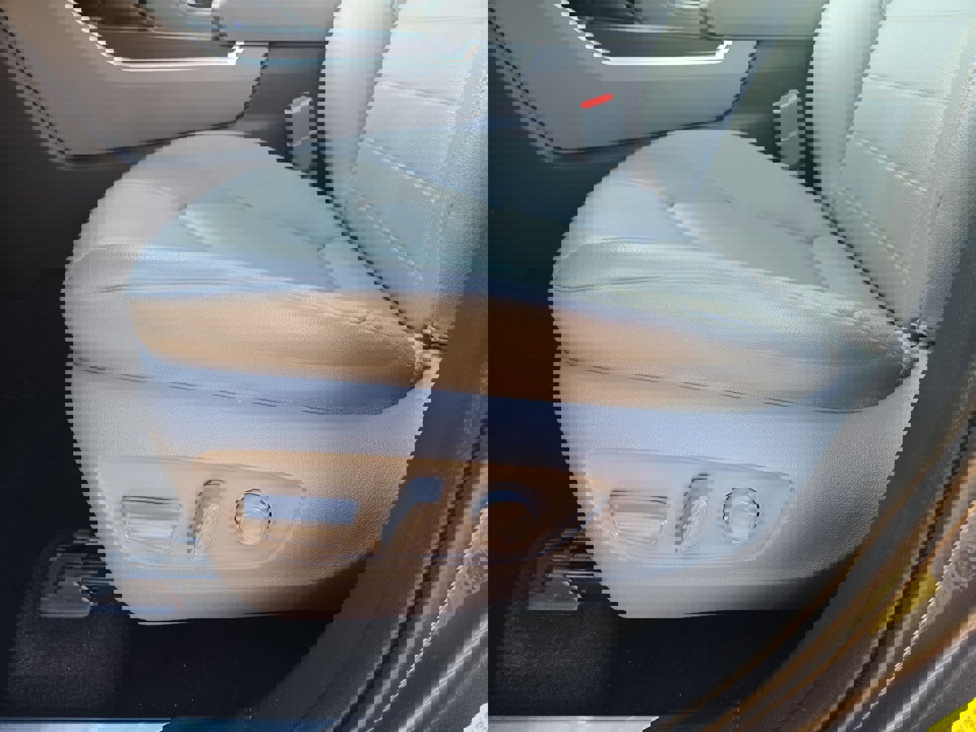 Used 2020 Toyota Highlander XLE image 17