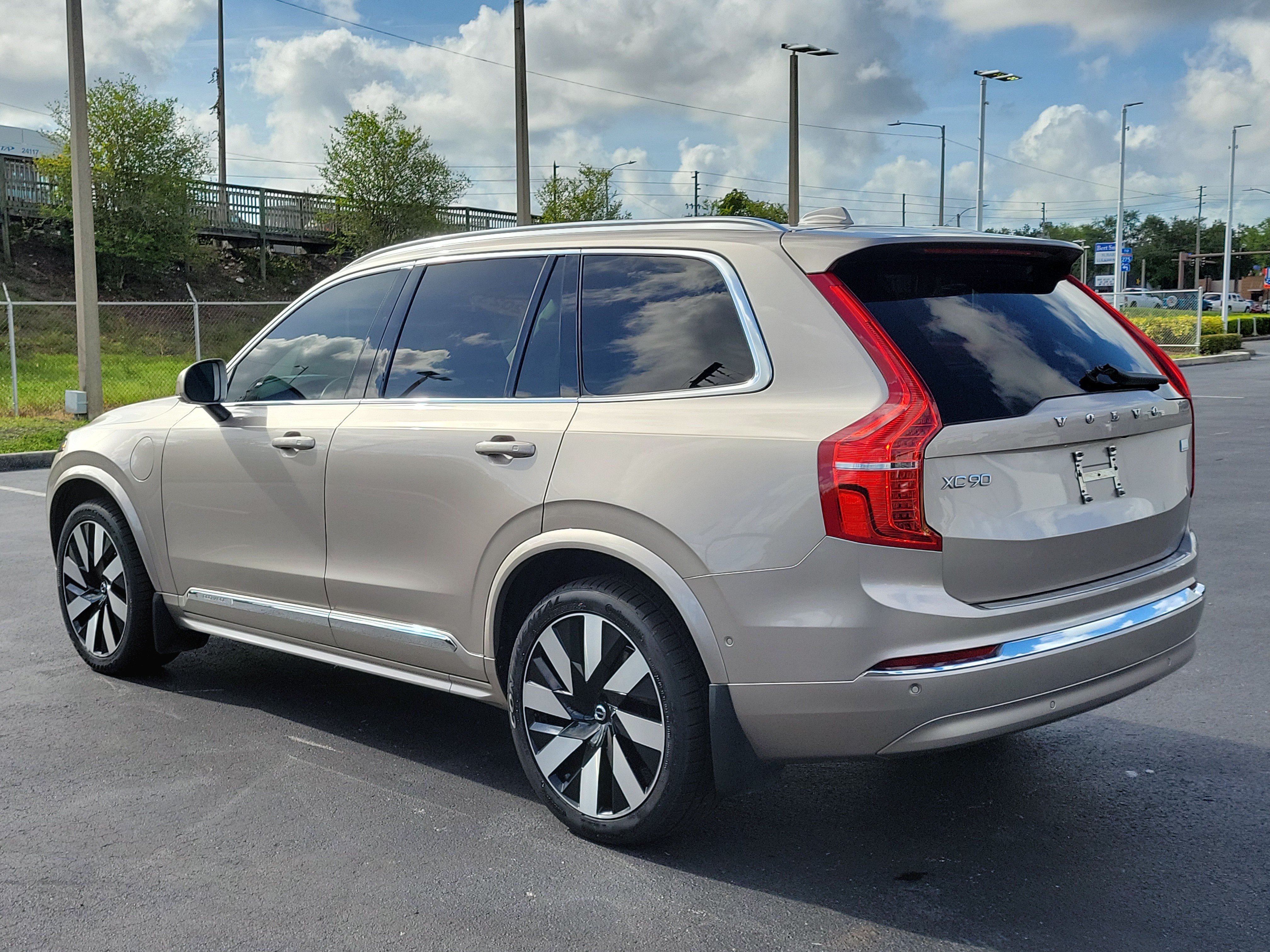 Used 2023 Volvo XC90 T8 Ultimate w/ Lounge Package AWD/4WD image 4