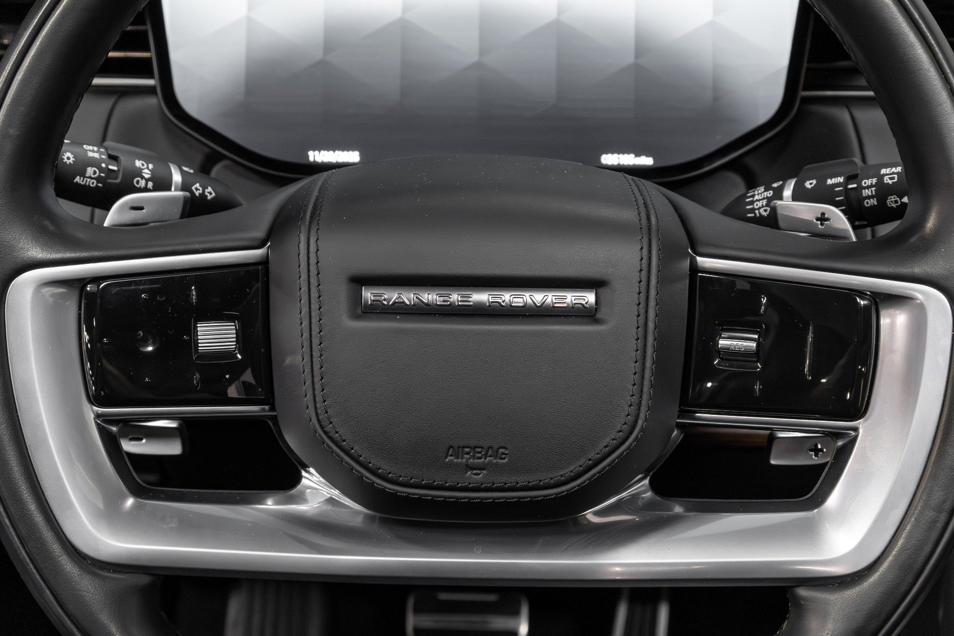 Used 2023 Land Rover Range Rover Long Wheelbase Autobiography image 9