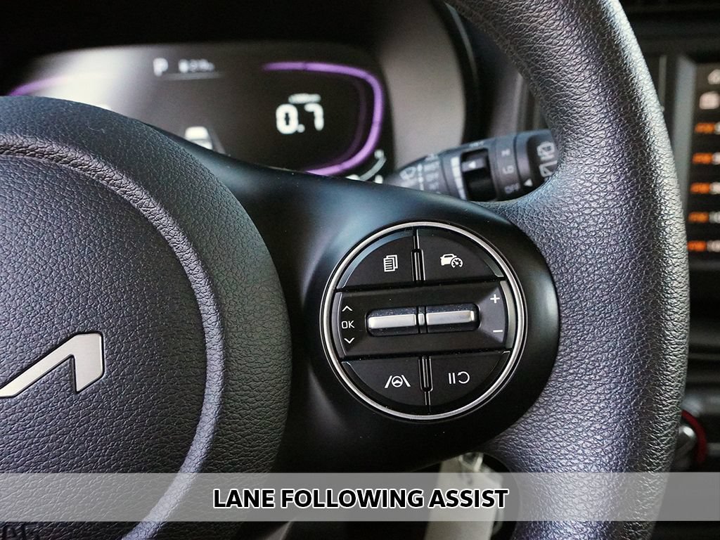 Used 2025 Kia Soul LX w/ LX Technology Package FWD image 3