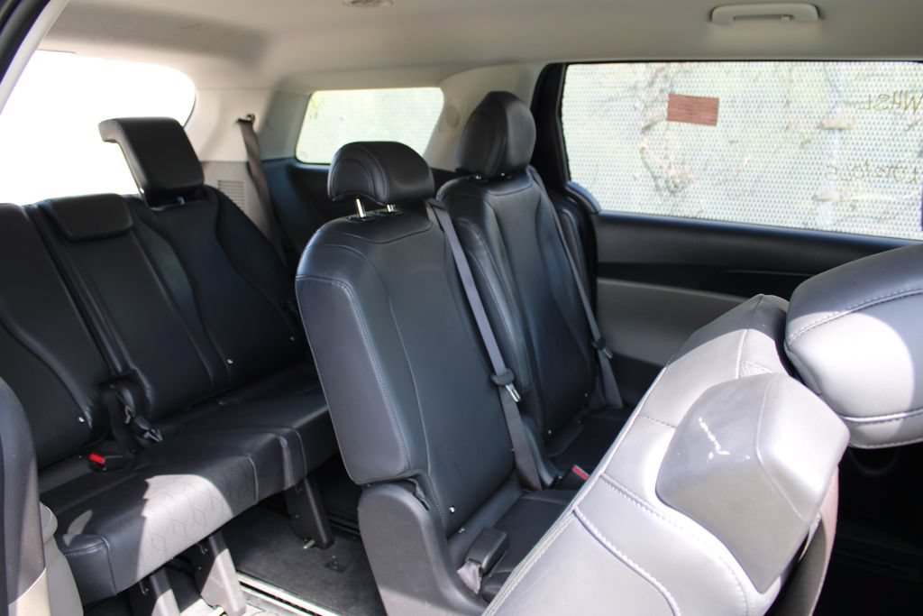Used 2025 Kia Carnival FWD image 28