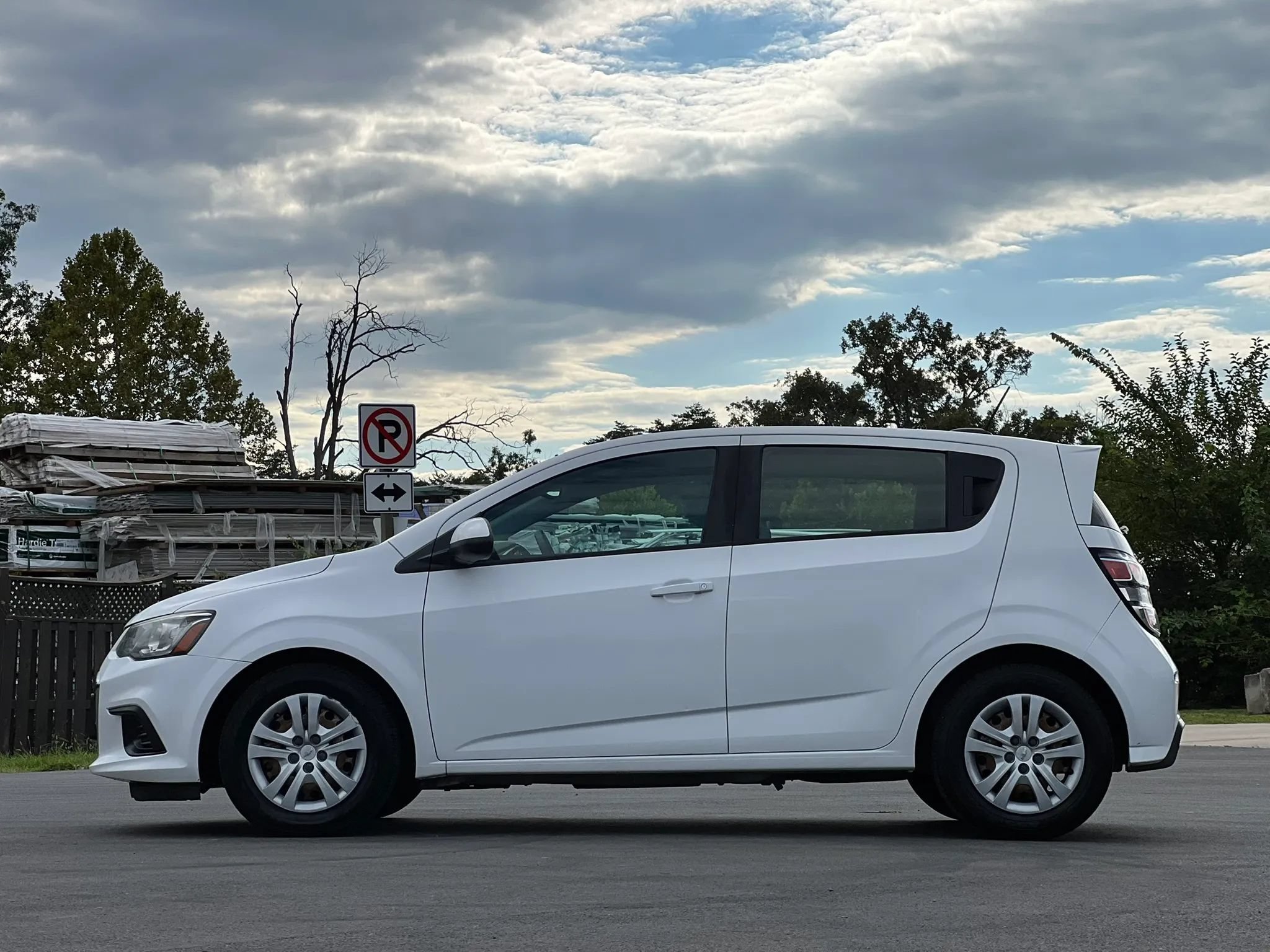Used 2017 Chevrolet Sonic LT FWD image 2