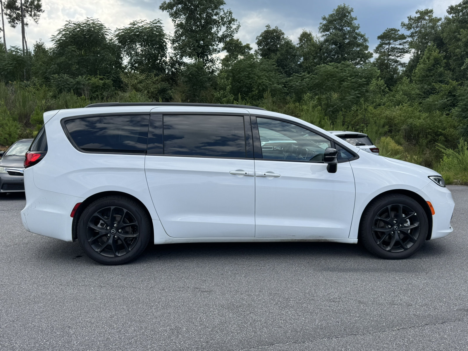 Used 2025 Chrysler Pacifica Limited FWD image 4
