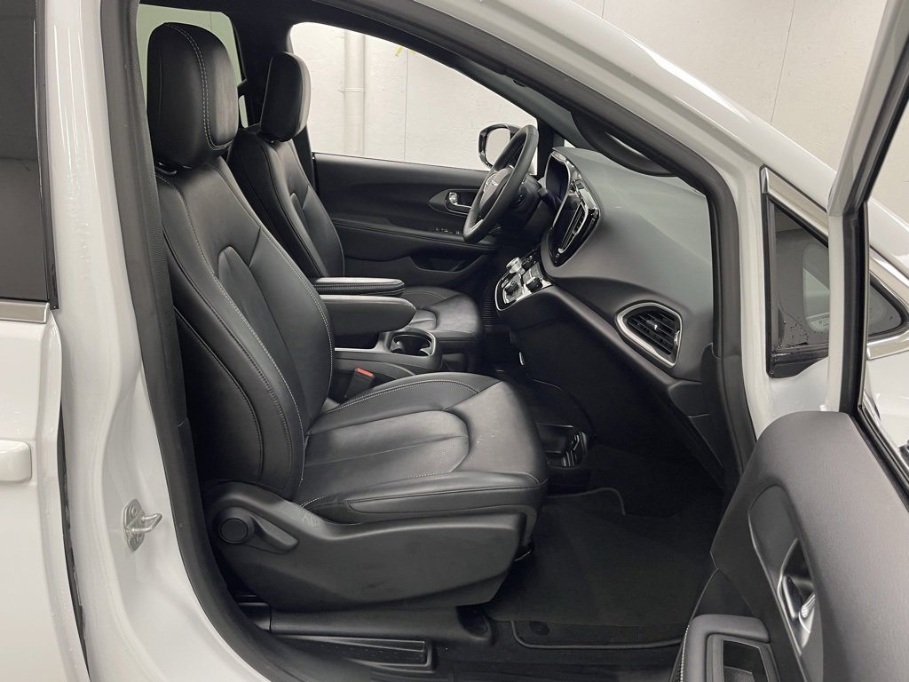 Used 2025 Chrysler Pacifica Select image 11