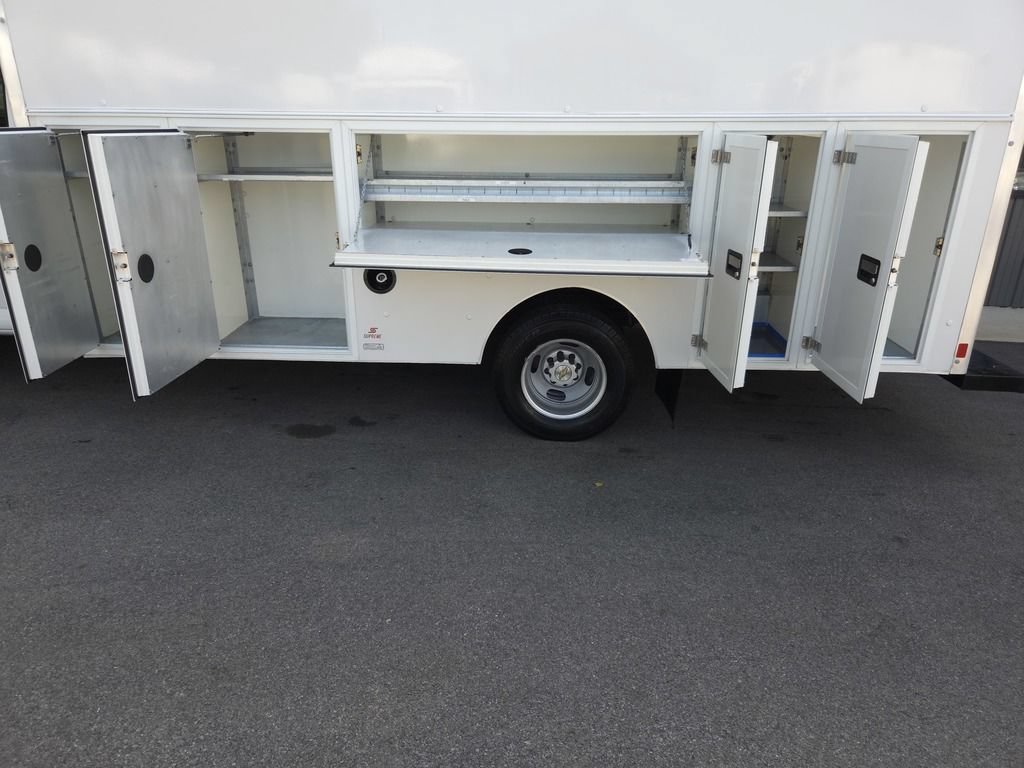 Used 2018 Chevrolet Express 3500 w/ Driver Convenience Package RWD image 4