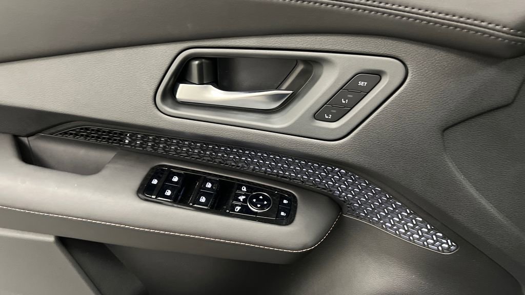 Used 2024 Nissan Ariya AWD image 16