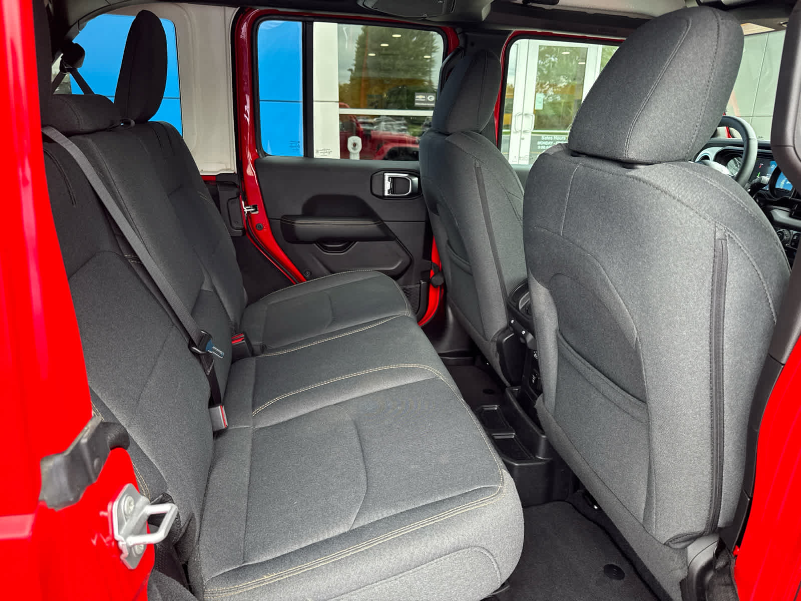 Used 2025 Jeep Wrangler Unlimited Sahara AWD/4WD image 5