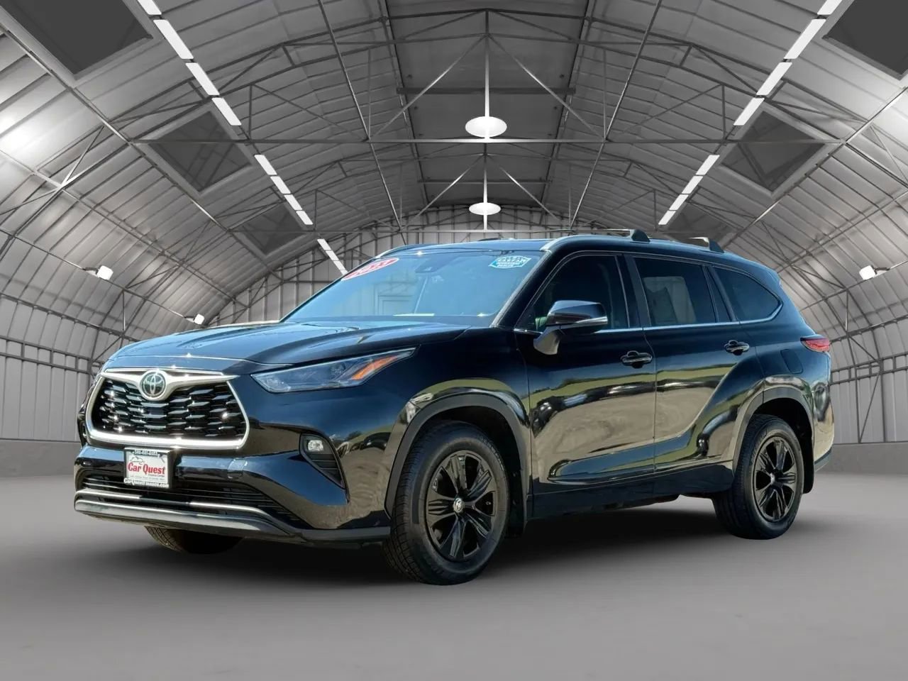 Used 2023 Toyota Highlander XLE image 3