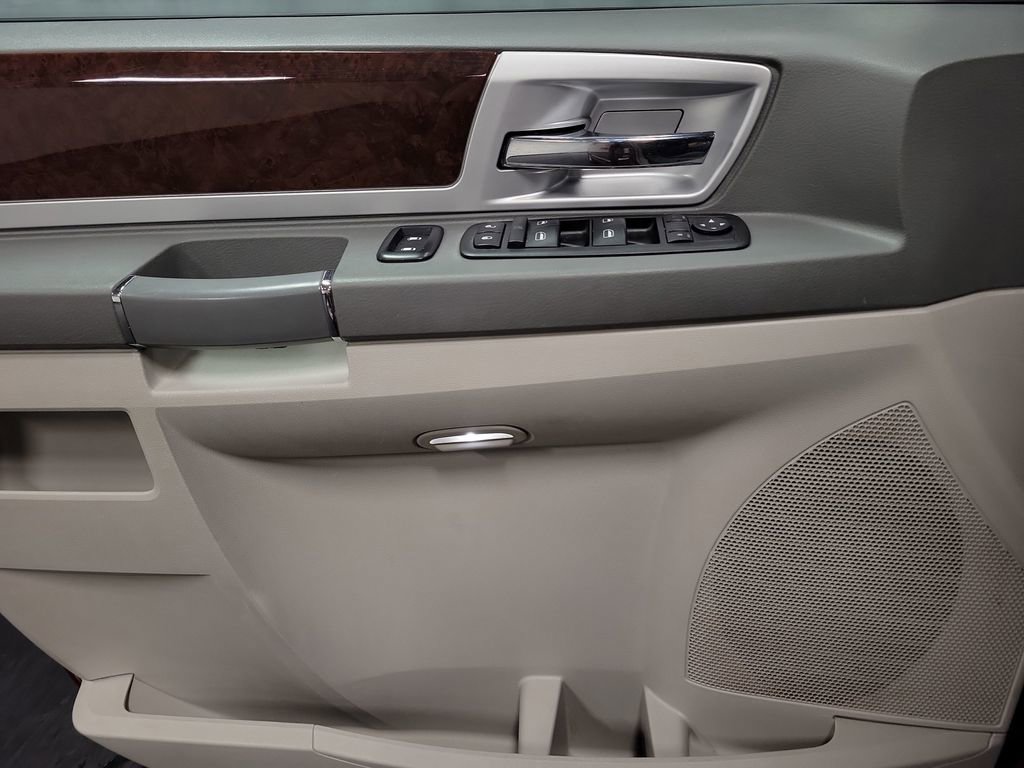 Used 2010 Chrysler Town & Country Touring image 19