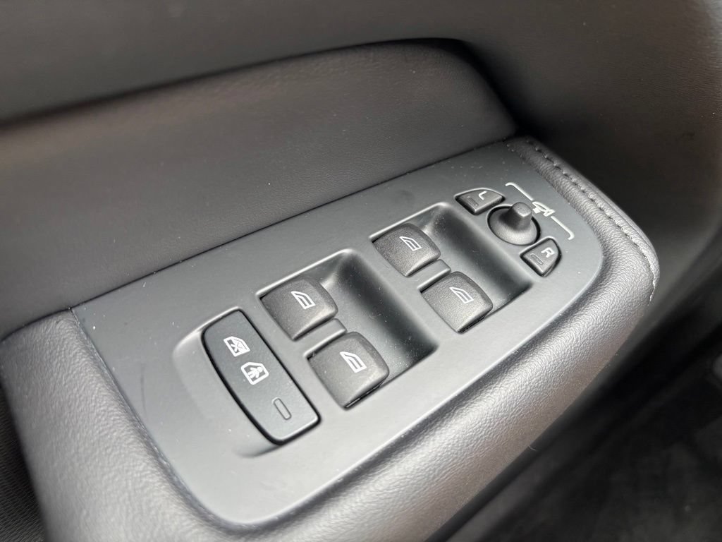 Used 2023 Volvo XC60 B5 Plus w/ Climate Package AWD/4WD image 31