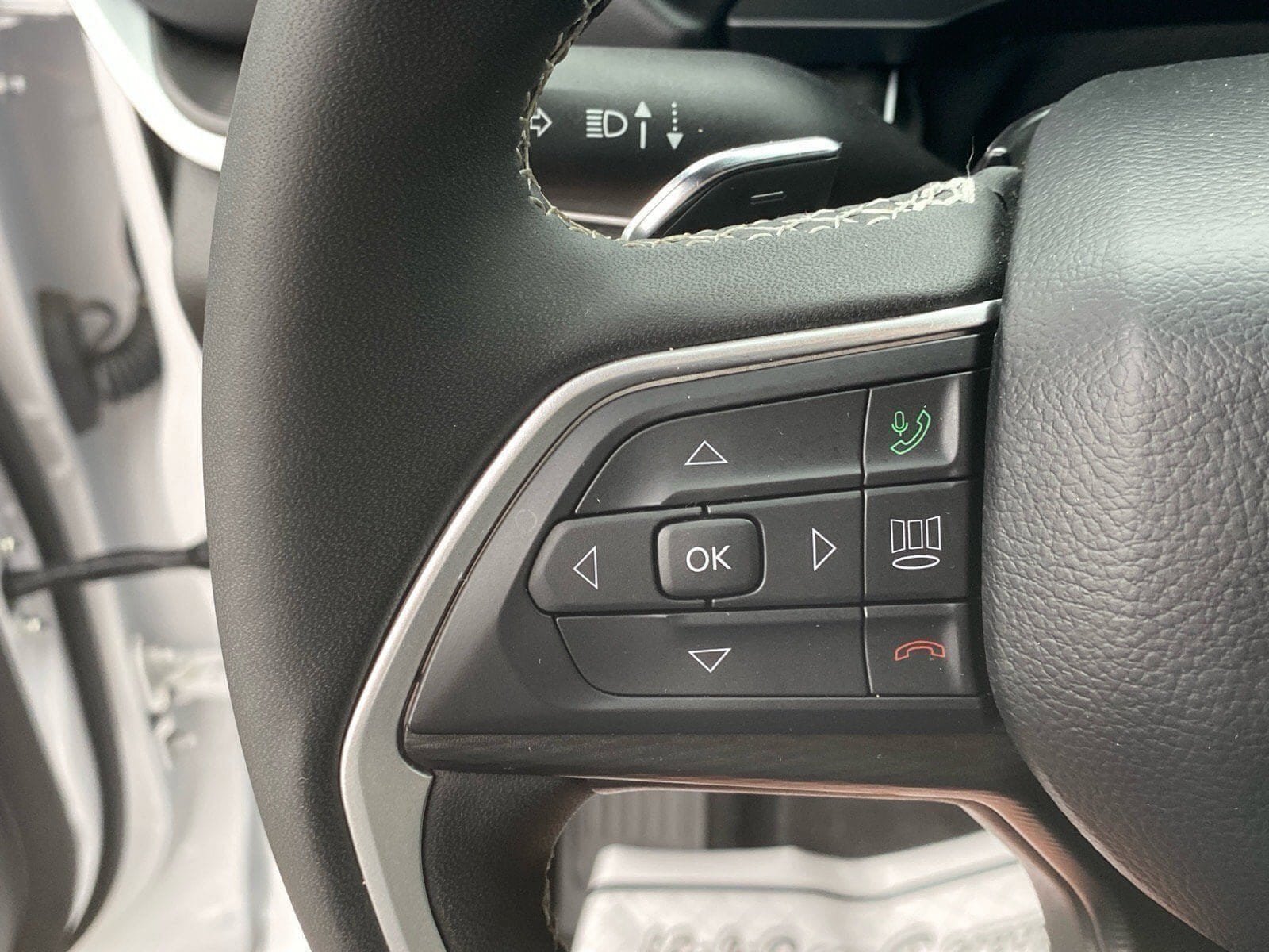Used 2025 Jeep Grand Cherokee Laredo w/ Luxury Tech Group I AWD/4WD image 18