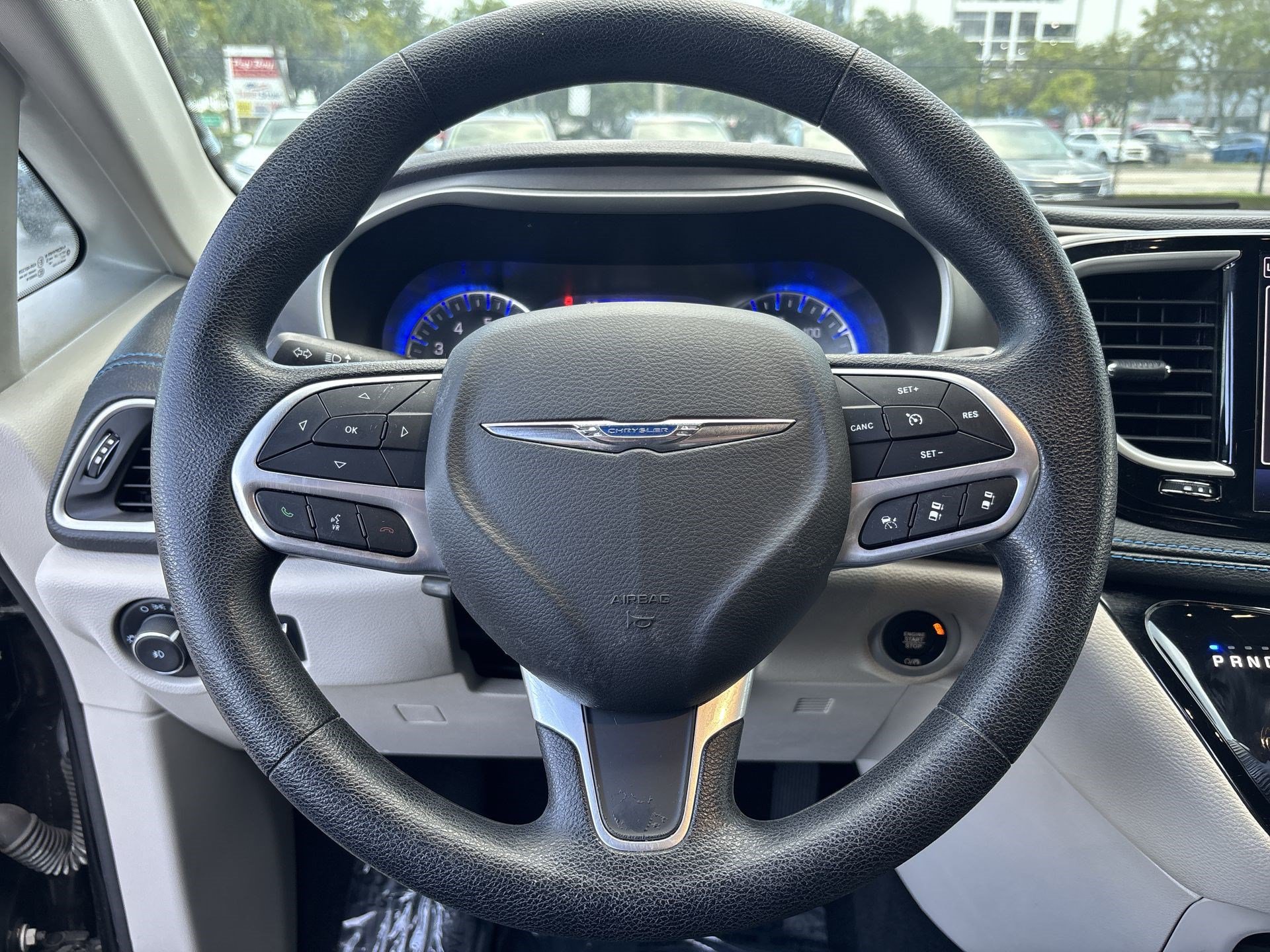 Used 2021 Chrysler Pacifica Touring FWD image 11