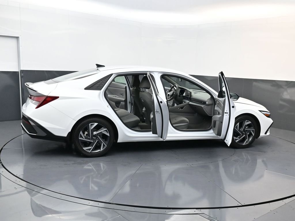 Used 2025 Hyundai Elantra Sport image 28