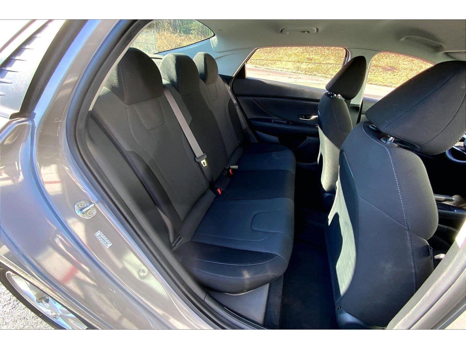 Used 2022 Hyundai Elantra SE w/ Cargo Package image 23