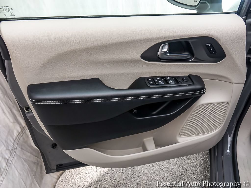 Used 2022 Chrysler Pacifica Touring-L FWD image 20