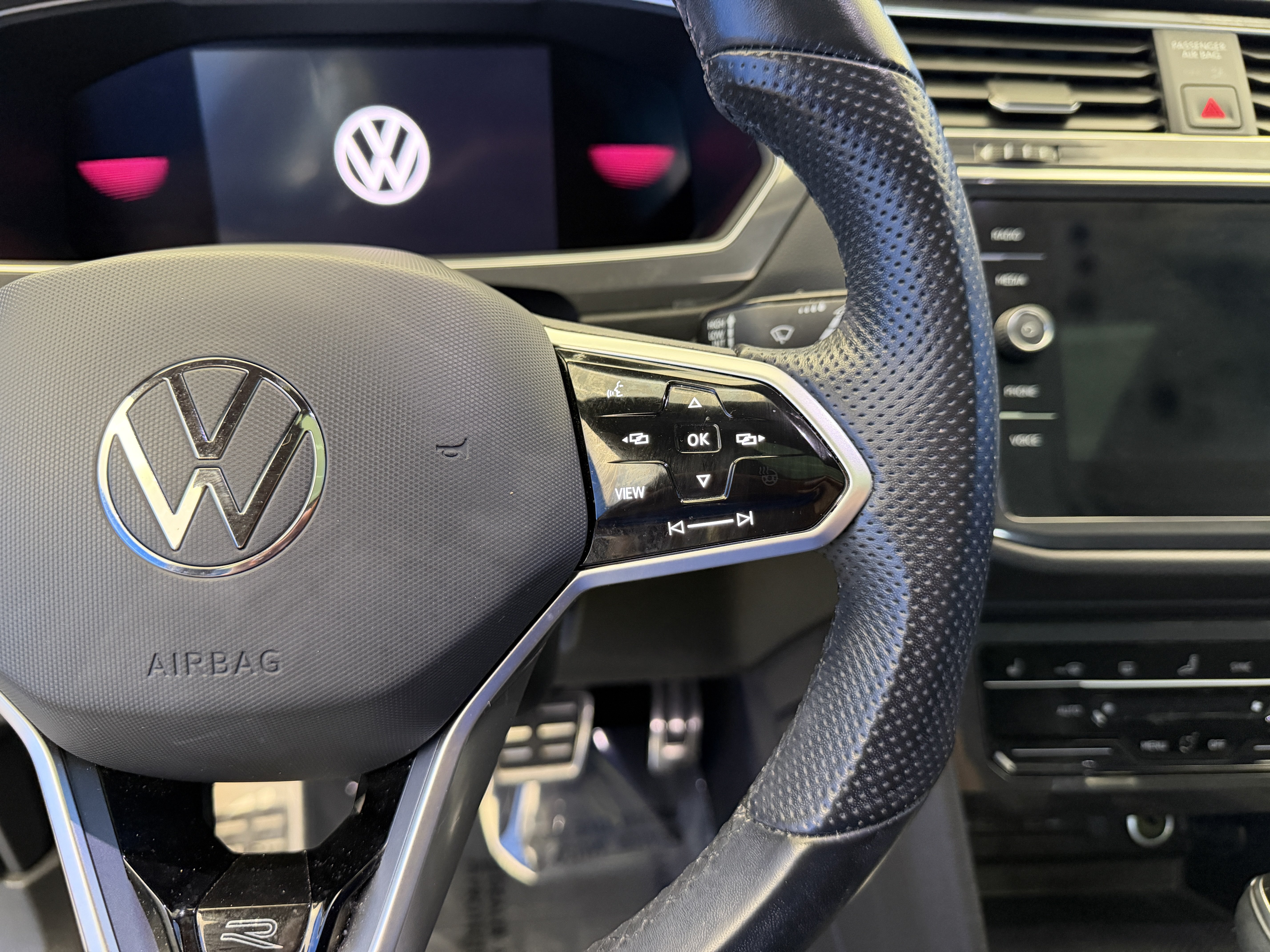 Used 2022 Volkswagen Tiguan SE R-Line AWD/4WD image 16