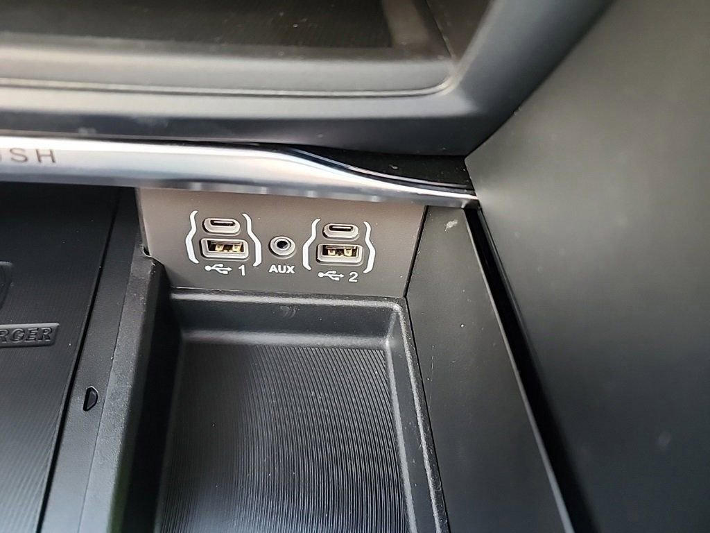 Used 2023 Chrysler Pacifica Limited w/ S Appearance Package image 16