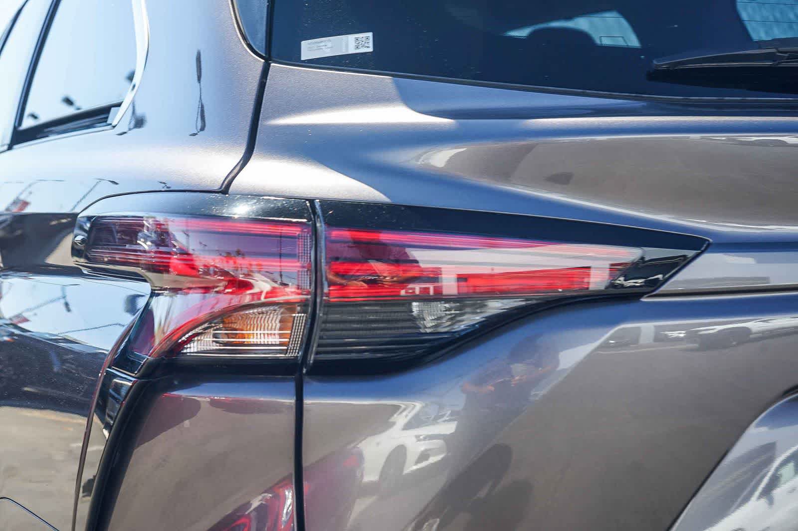Used 2022 Toyota Sienna Limited image 7