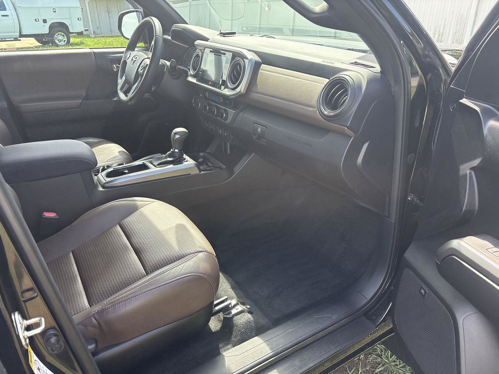 Used 2017 Toyota Tacoma Limited w/ Tow Package AWD/4WD image 13