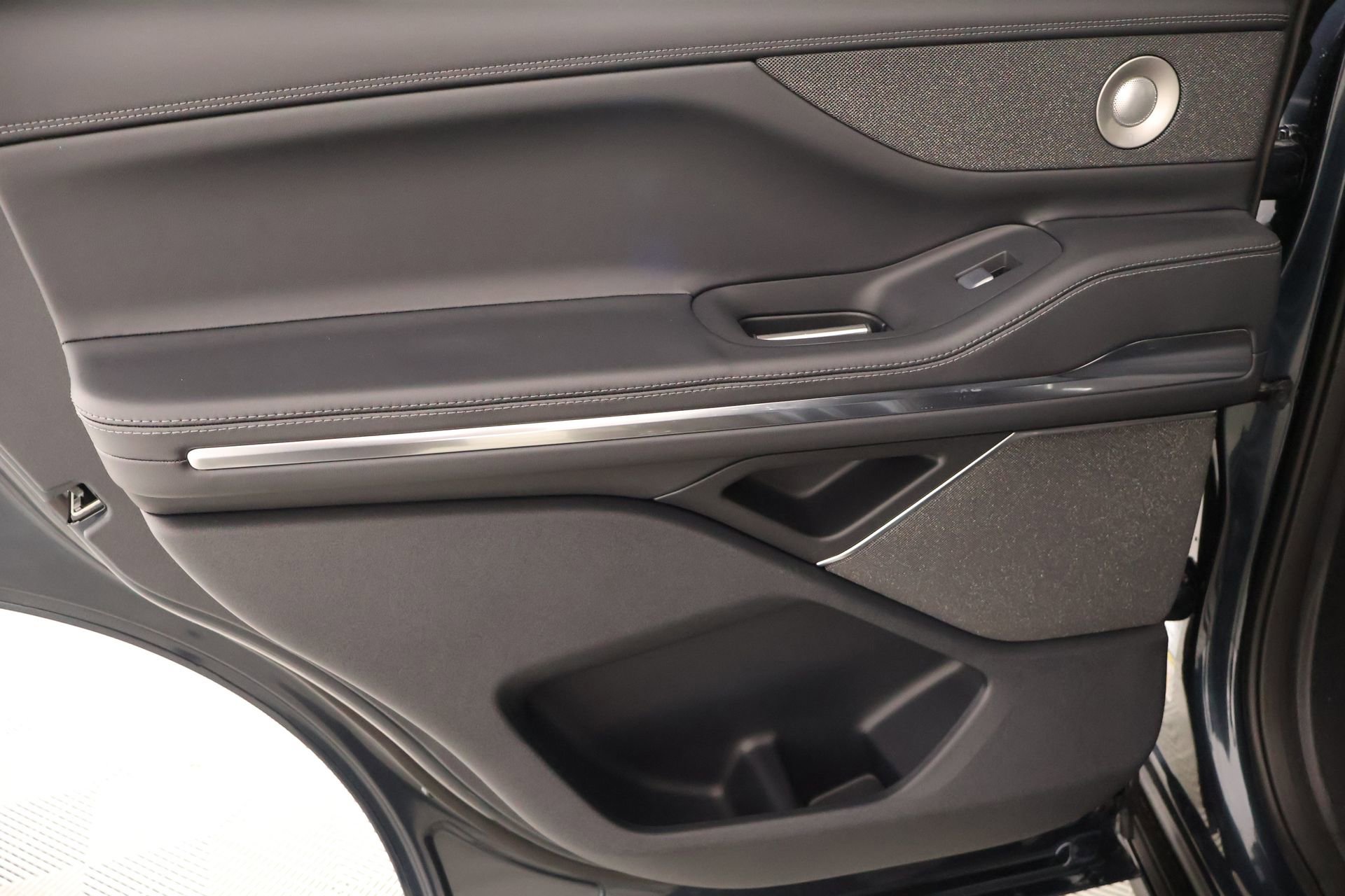 New 2026 Lincoln Navigator Reserve w/ Jet Appearance Package image 18