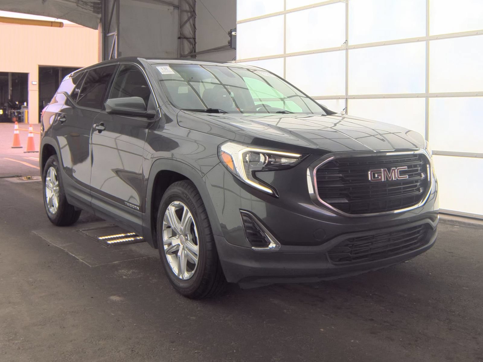 Used 2019 GMC Terrain SLE FWD image 2