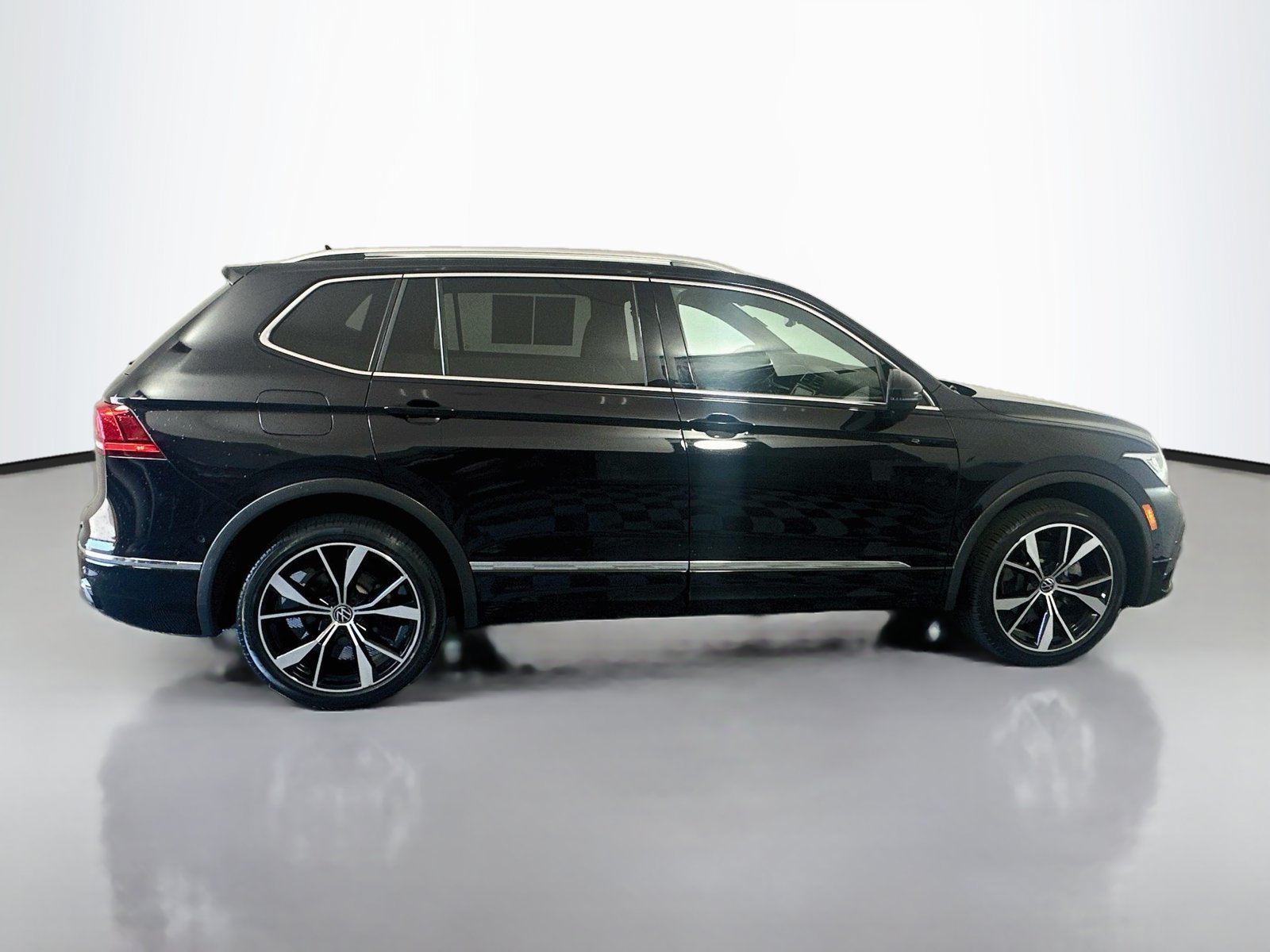 Used 2022 Volkswagen Tiguan SEL R-Line AWD/4WD image 8