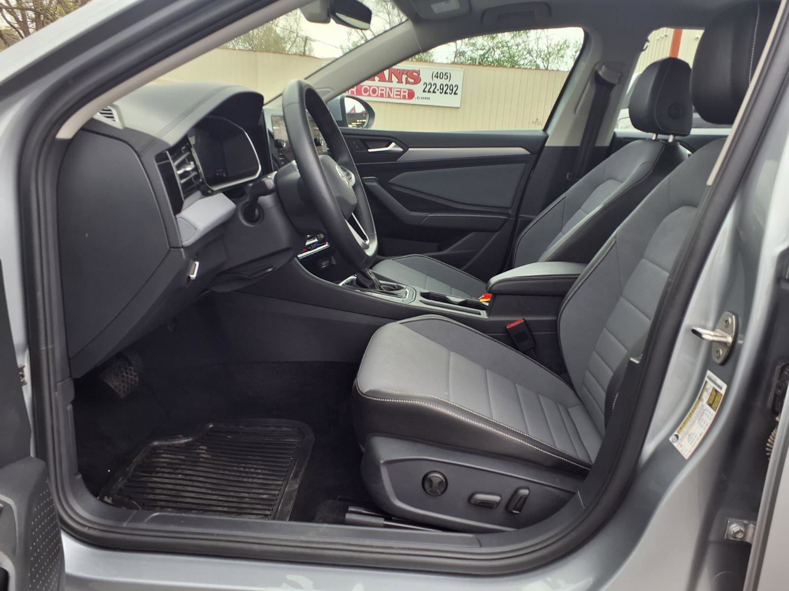 Used 2025 Volkswagen Jetta SE image 11