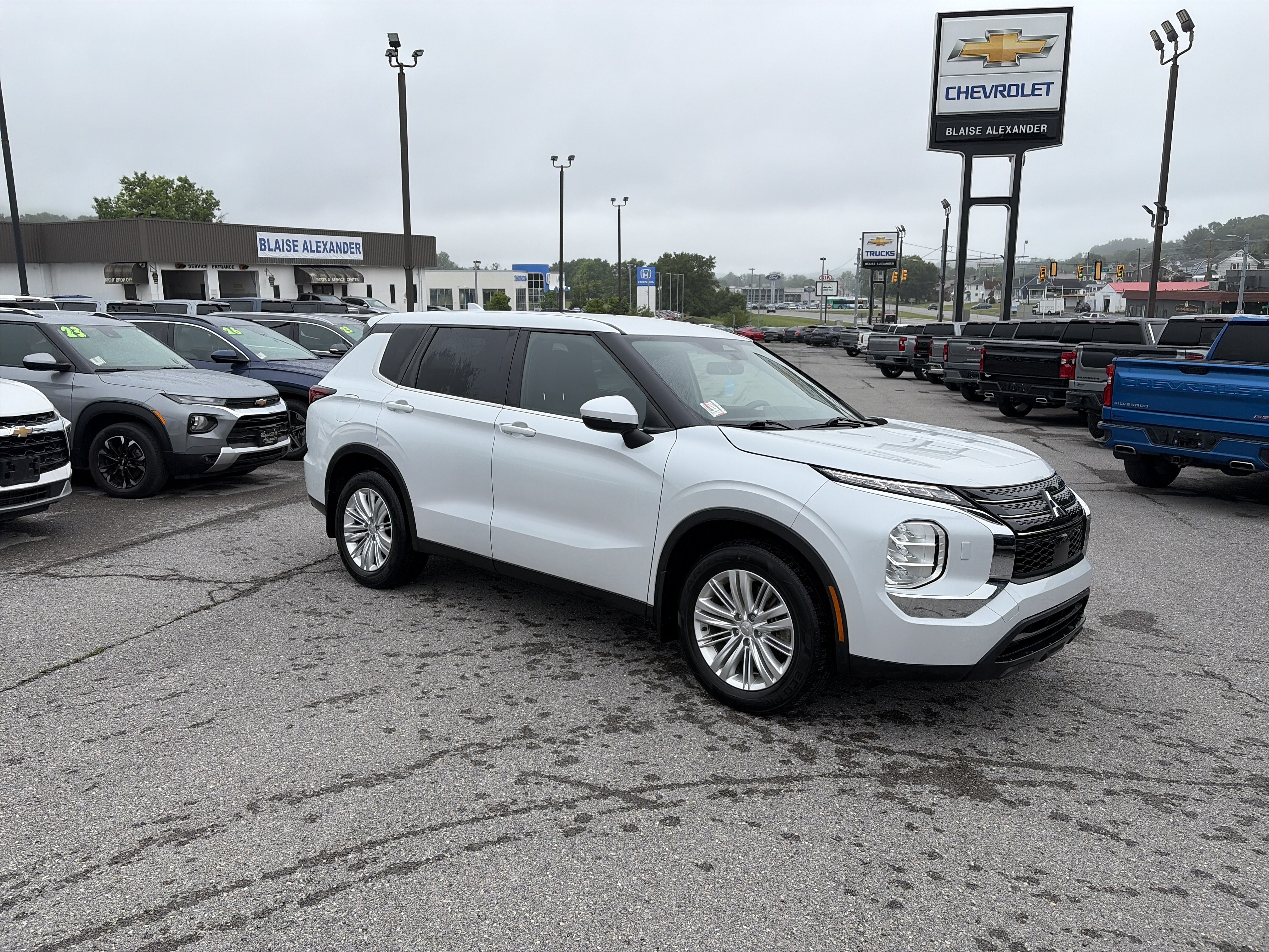 Used 2022 Mitsubishi Outlander ES AWD/4WD image 1
