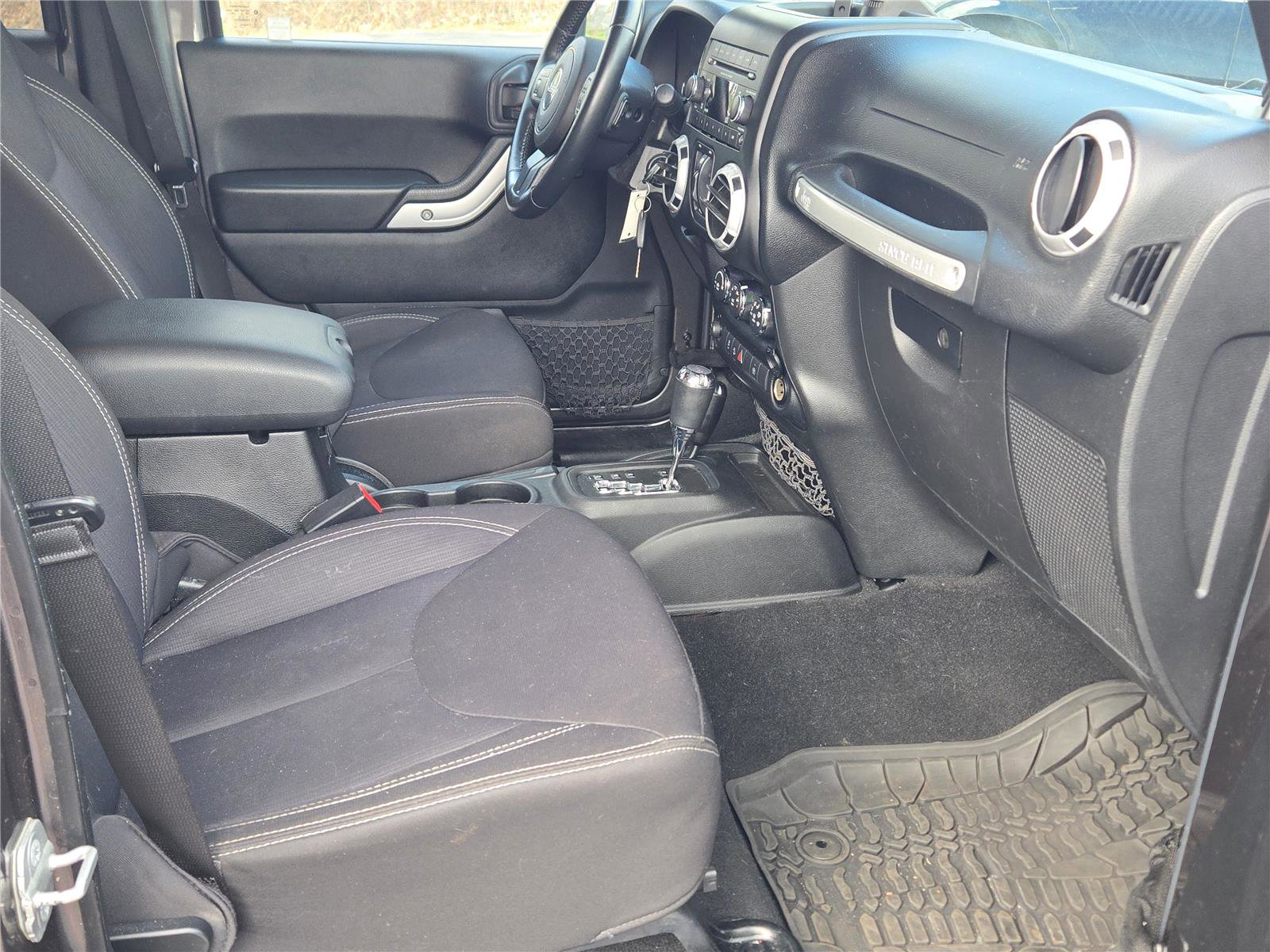 Used 2014 Jeep Wrangler Unlimited Sahara AWD/4WD image 4
